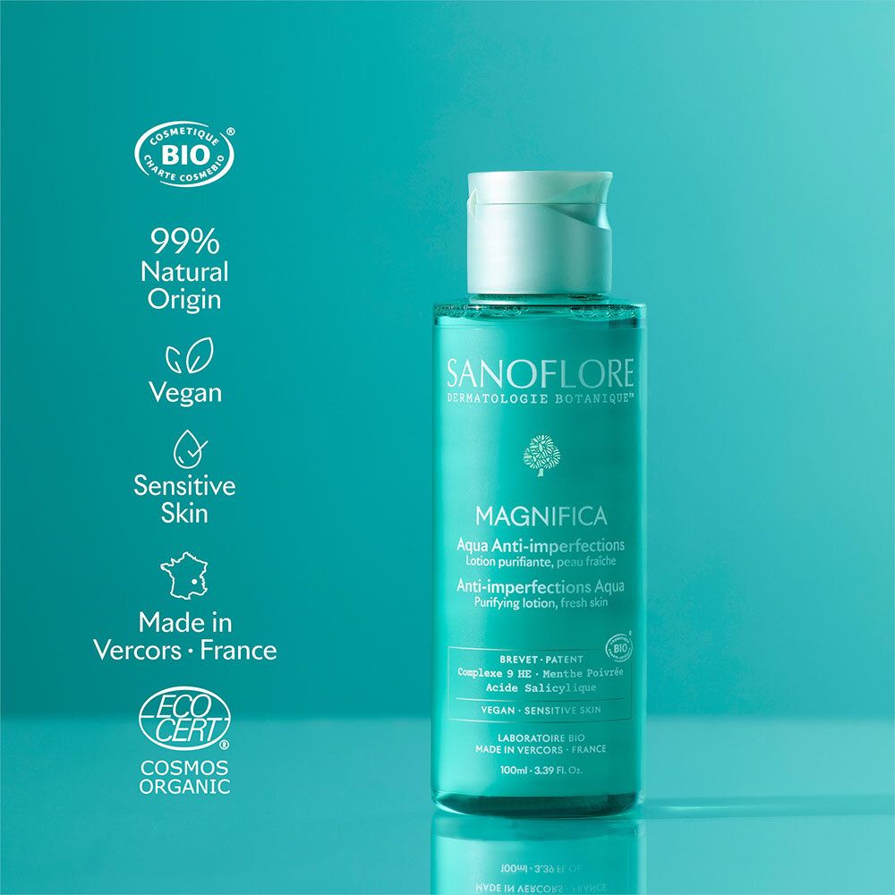 Flacon vert avec étiquette. Texte: SANOFLORE, Magnifica Aqua Anti-Imperfections. Certifications: Bio, Vegan, Sensitive Skin, Made in France.