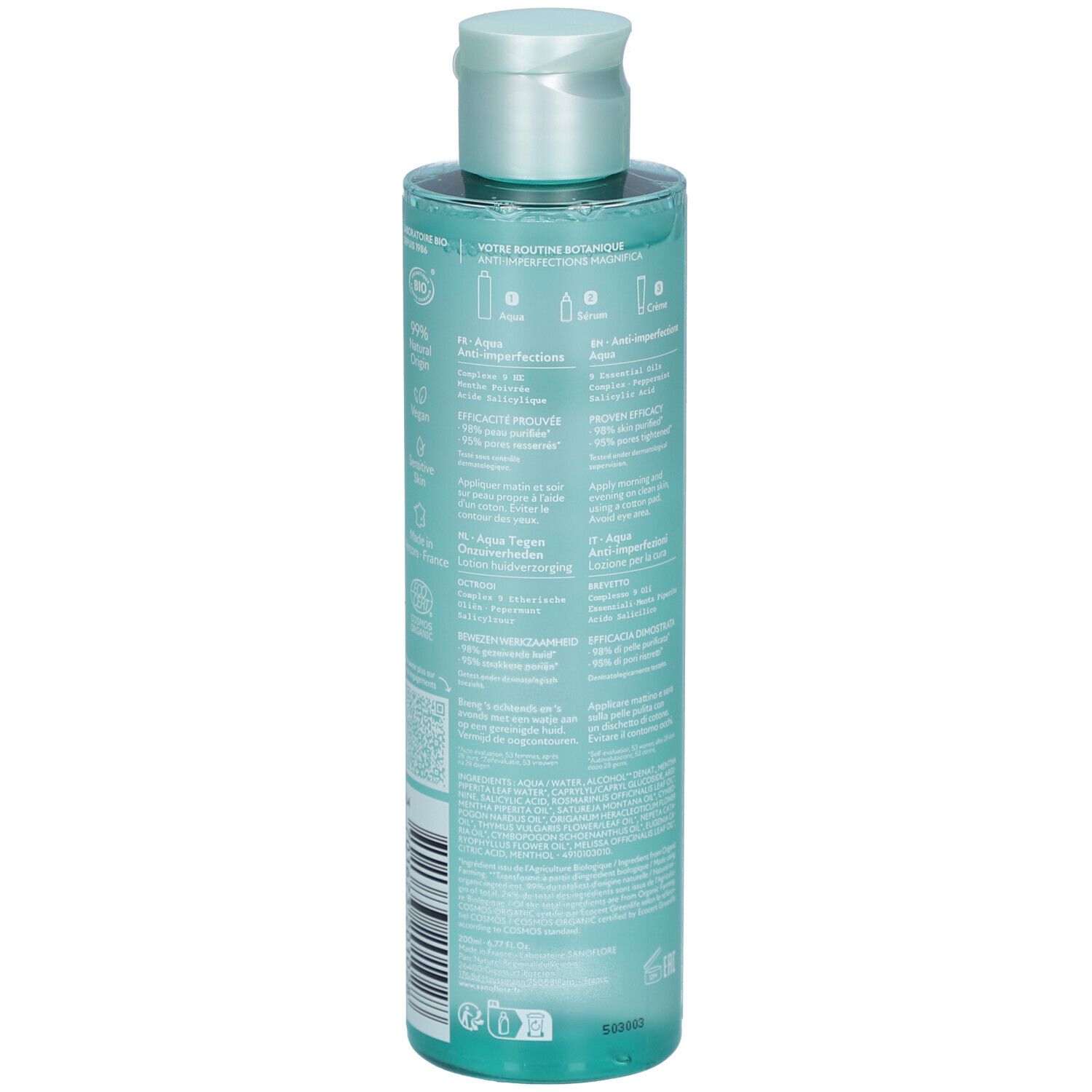Vue arrière d'un flacon turquoise. Détail des étiquettes avec texte.
