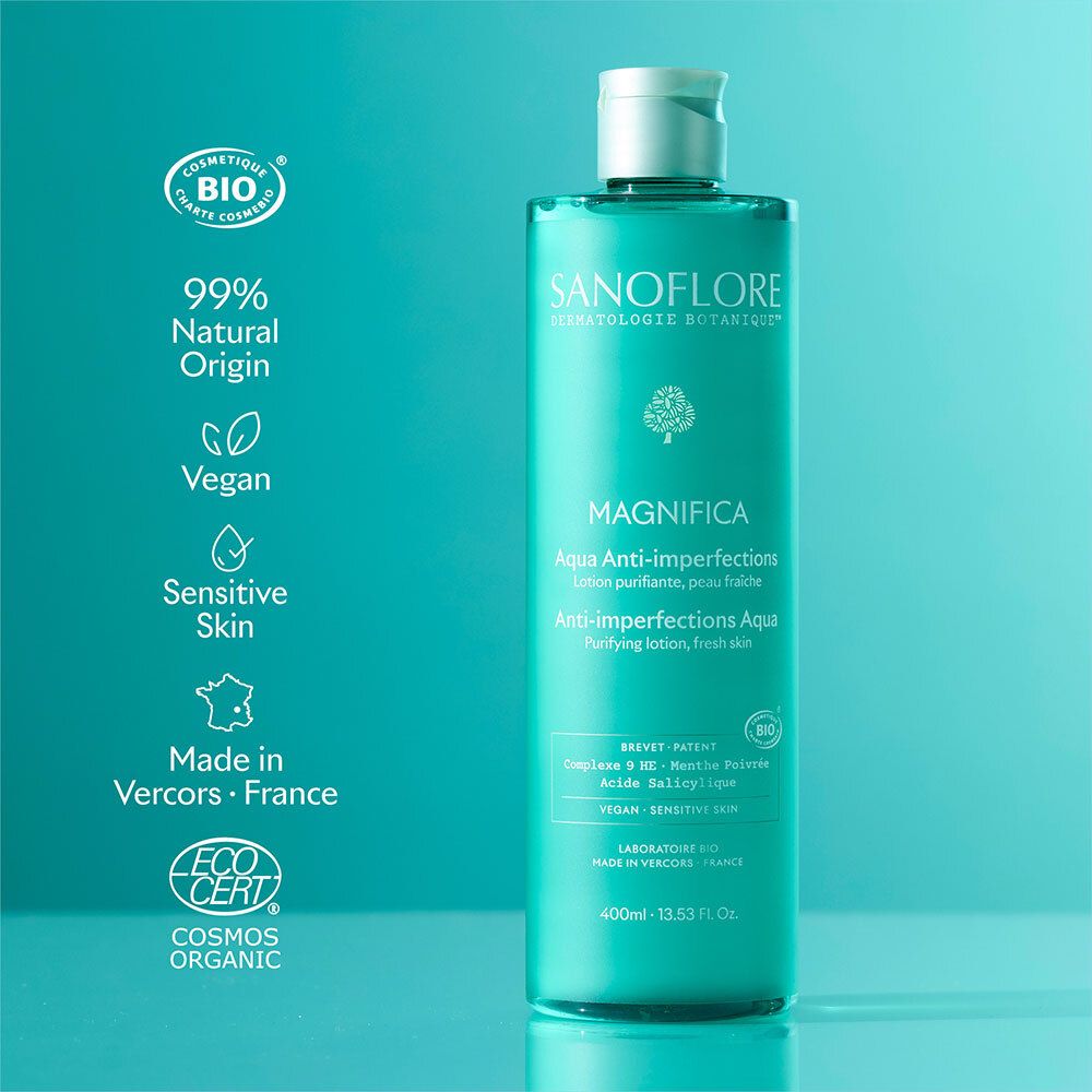 Flacon turquoise avec étiquette. Texte: SANOFLORE, MAGNIFICA, Aqua Anti-imperfections. Certifications: Bio, Vegan, Sensitive Skin.