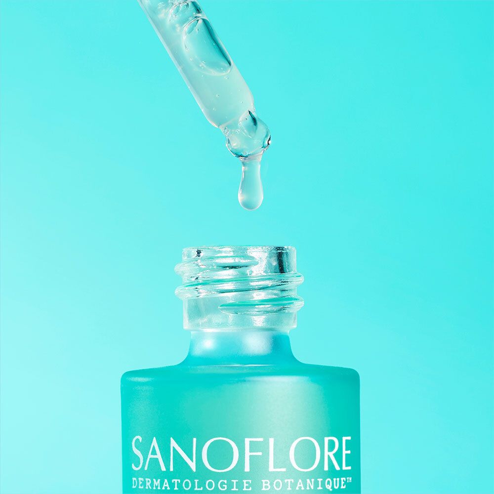 Gros plan sur une pipette avec une goutte de sérum. Texte : SANOFLORE.