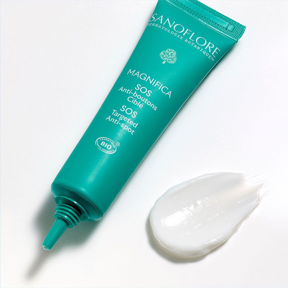 Tube turquoise et produit. Inscriptions: Sanoflore, Magnifica SOS Anti-boutons Cible, SOS Targeted Anti-spot. Produit: crème blanche.