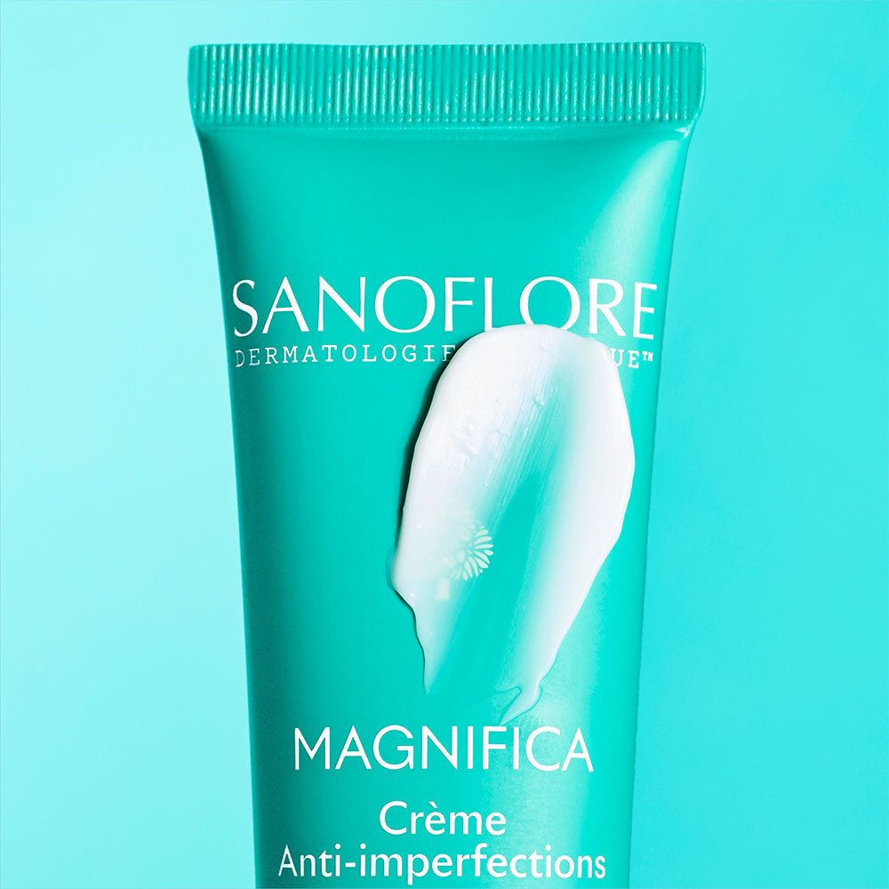 Gros plan sur le tube. Nom du produit: MAGNIFICA Crème Anti-imperfections. Crème blanche appliquée.