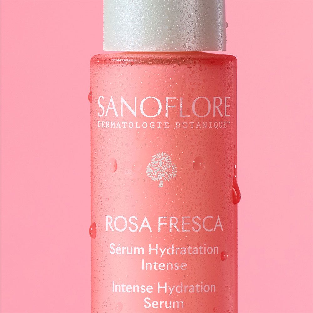 SANOFLORE Sérum à la rose fraîche : gros plan du flacon en verre avec pipette et sérum rose.