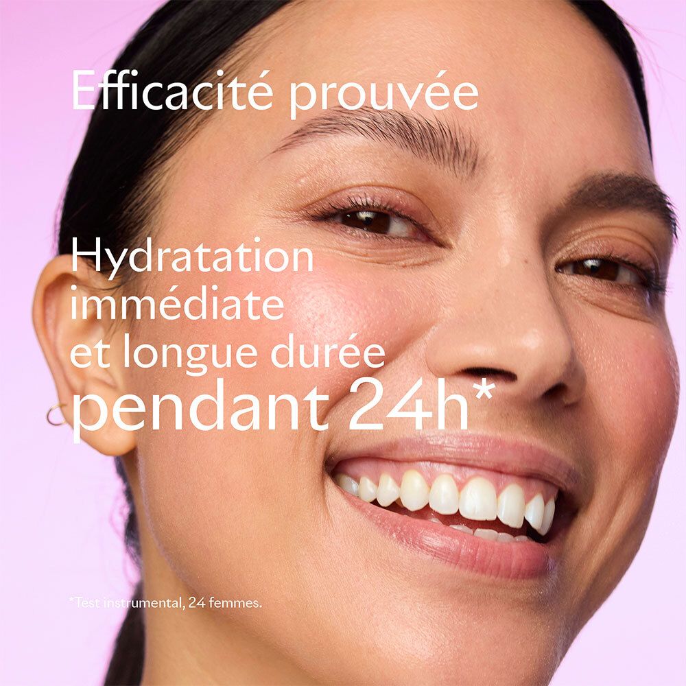 Femme à la peau radieuse, soulignant l'efficacité du sérum.