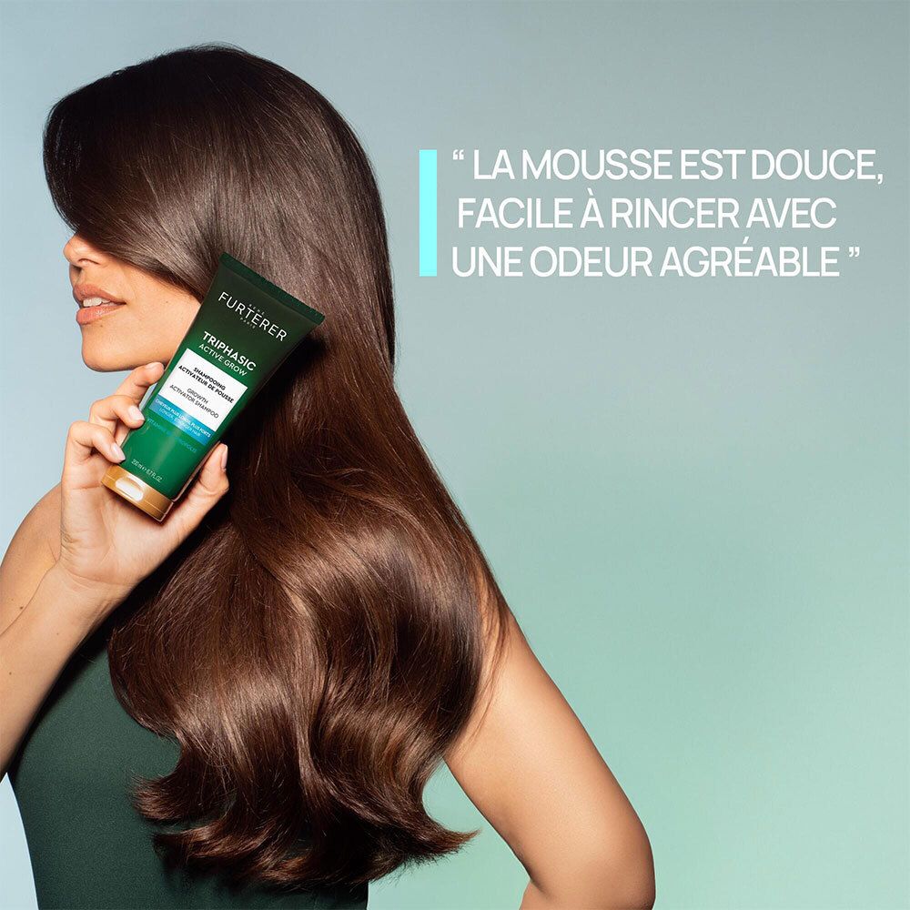 Femme tenant un tube vert Triphasic Active Grow. Texte : La mousse est douce, facile à rincer et avec une odeur agréable.