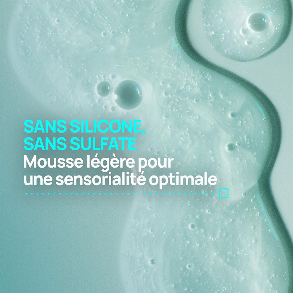 Gros plan sur du liquide avec des bulles. Texte : Sans silicone, sans sulfate. Mousse légère pour une sensorialité optimale.