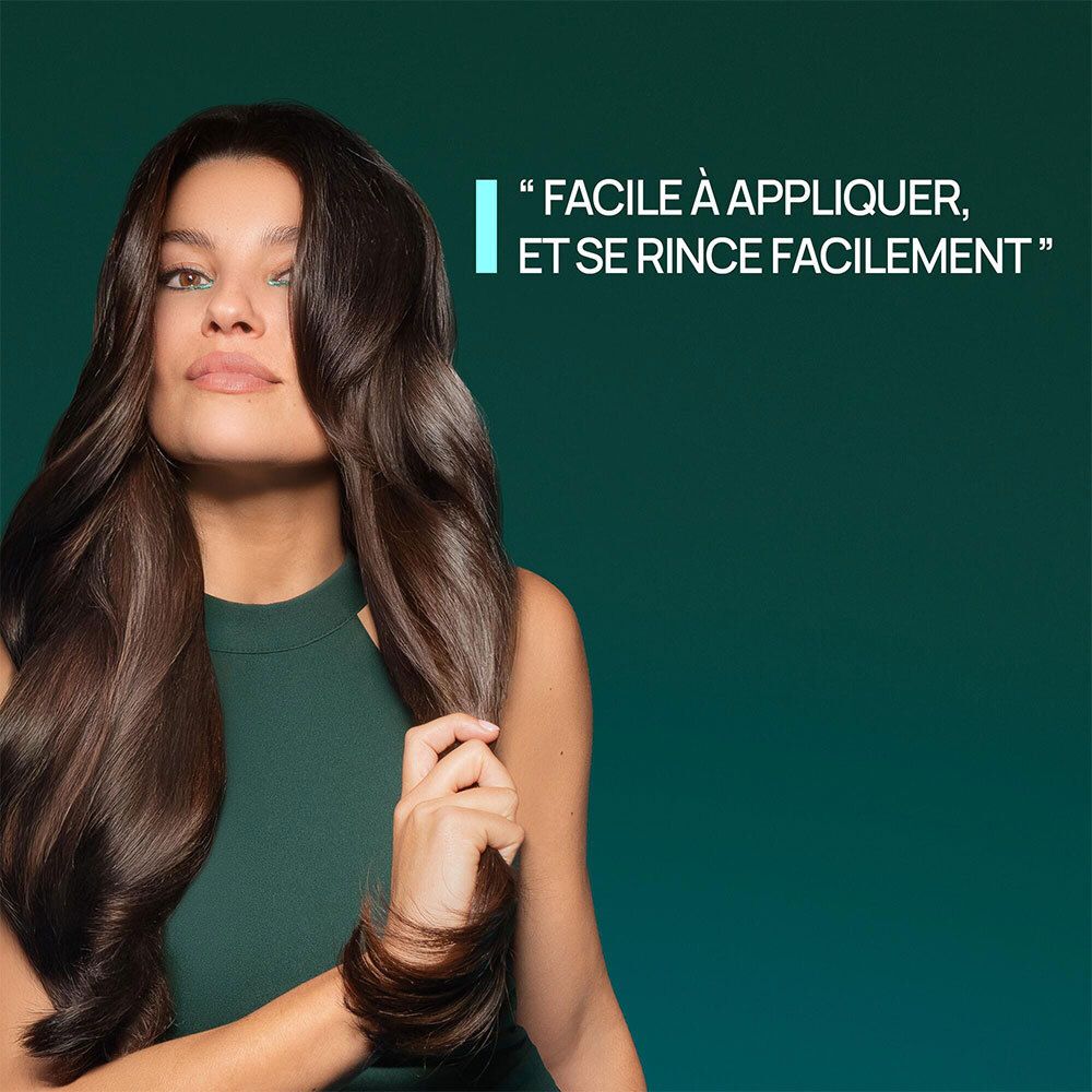 Femme aux longs cheveux bruns. Texte : Facile à appliquer, et se rince facilement.