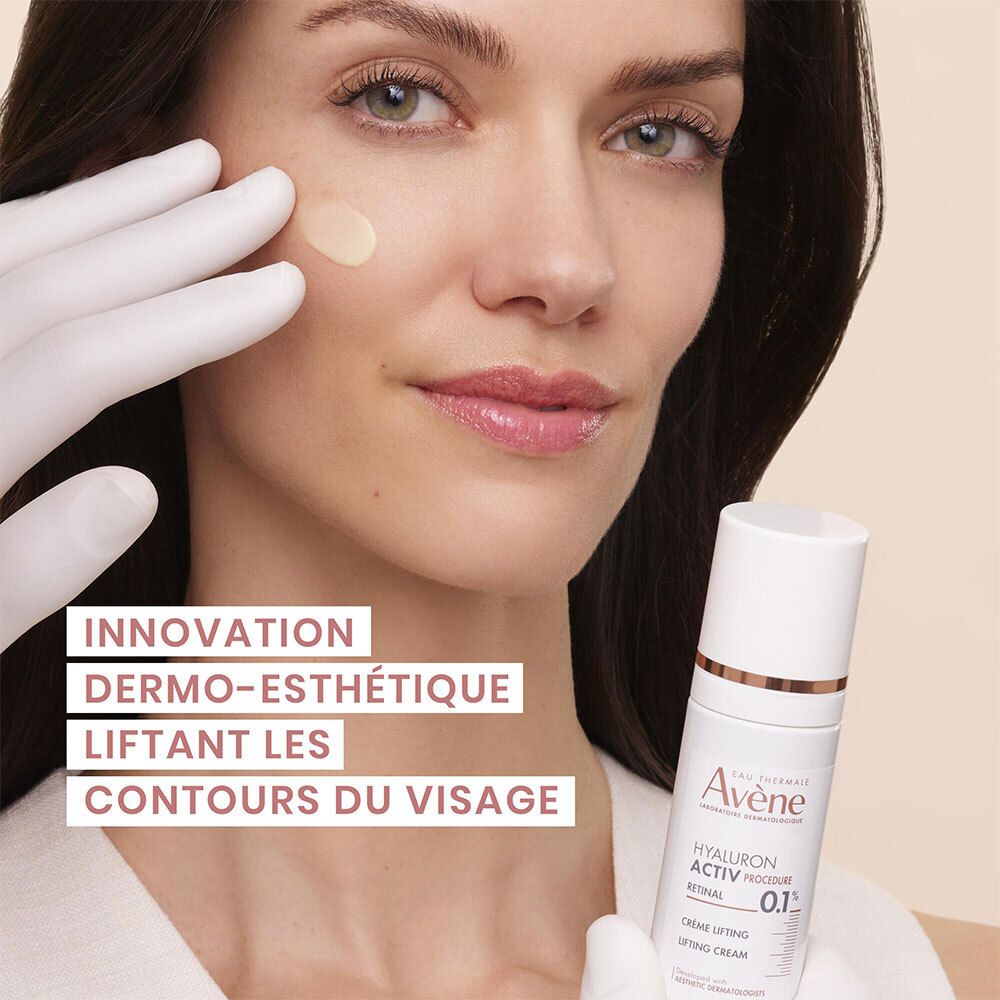 Femme avec flacon pompe AVENE Hyaluron Activ Crème Lifting, appliqué sur le visage.
