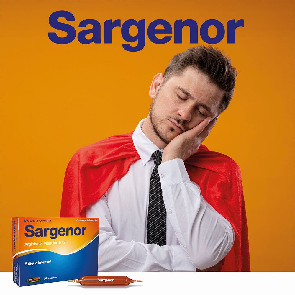 Homme avec cape rouge et boîte SARGENOR. Produit contre la fatigue.