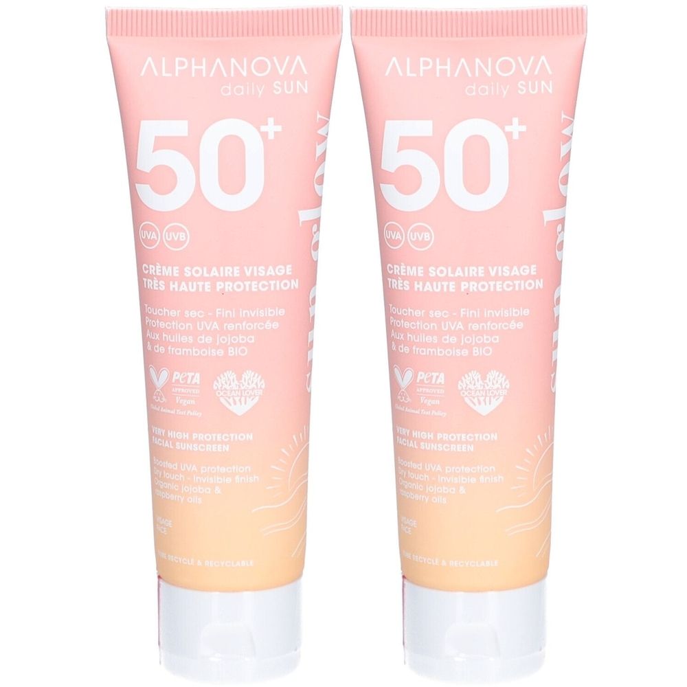 Deux tubes de crème solaire. Design rose et blanc, inscription 'ALPHANOVA daily SUN 50+'. Texte : 'Crème solaire visage très haute protection'. Logo PETA.