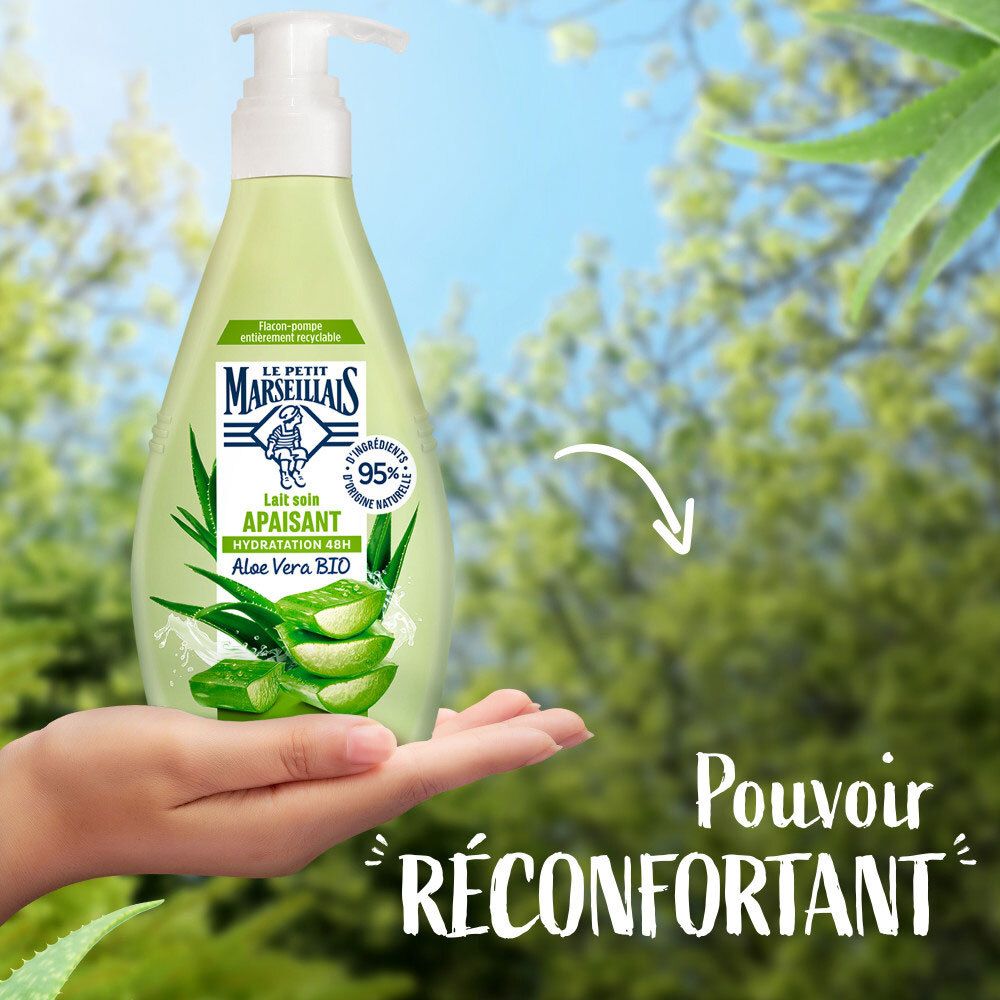 Lait soin Le Petit Marseillais dans une main, avec Aloe Vera en arrière-plan.
