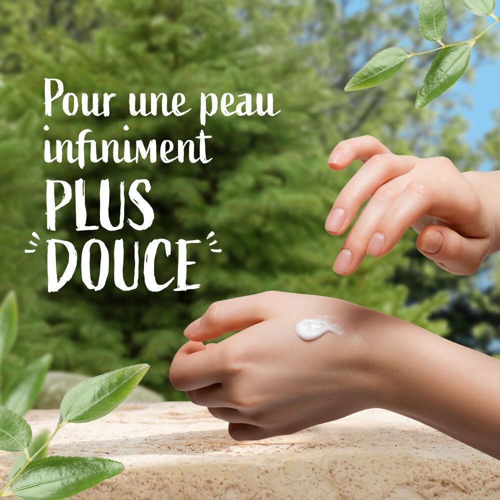 Crème sur la main, pour une peau plus douce.