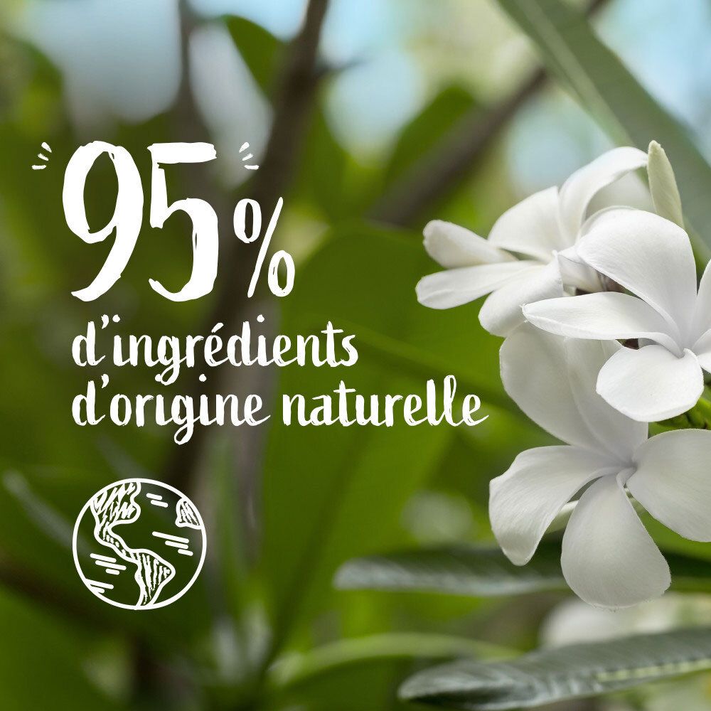 Gros plan de fleurs de tiaré blanches et texte '95% d'ingrédients d'origine naturelle'.