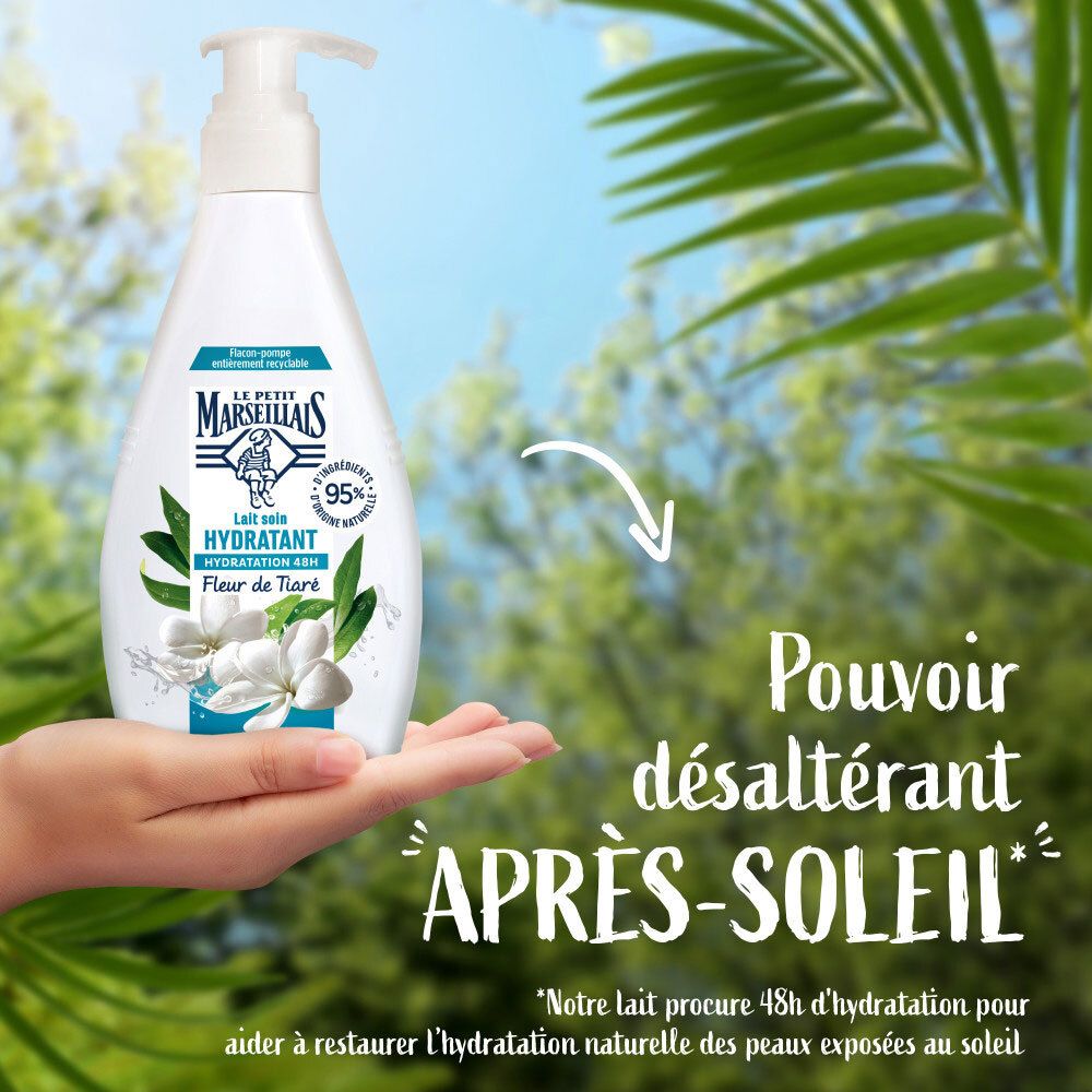 Main tenant un flacon pompe blanc, texte 'Pouvoir désaltérant après-soleil'.
