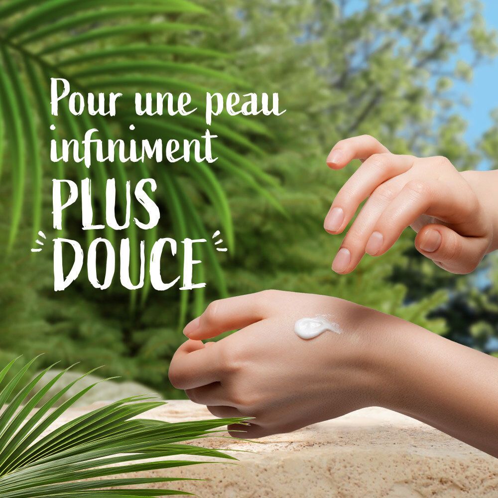 Mains avec lotion appliquée, texte 'Pour une peau infiniment plus douce'.