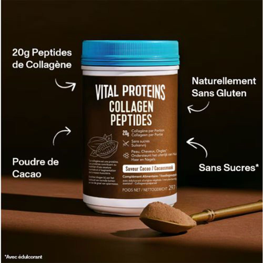 Un pot de Vital Proteins Collagen Peptides avec de la poudre de cacao sur une cuillère.