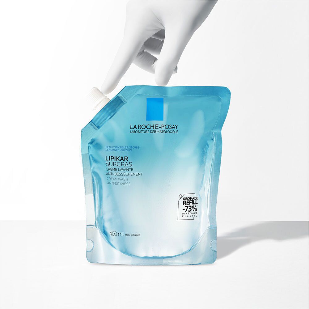 Une main tient un sachet de recharge bleu. Le sachet indique "LIPIKAR SURGRAS".
