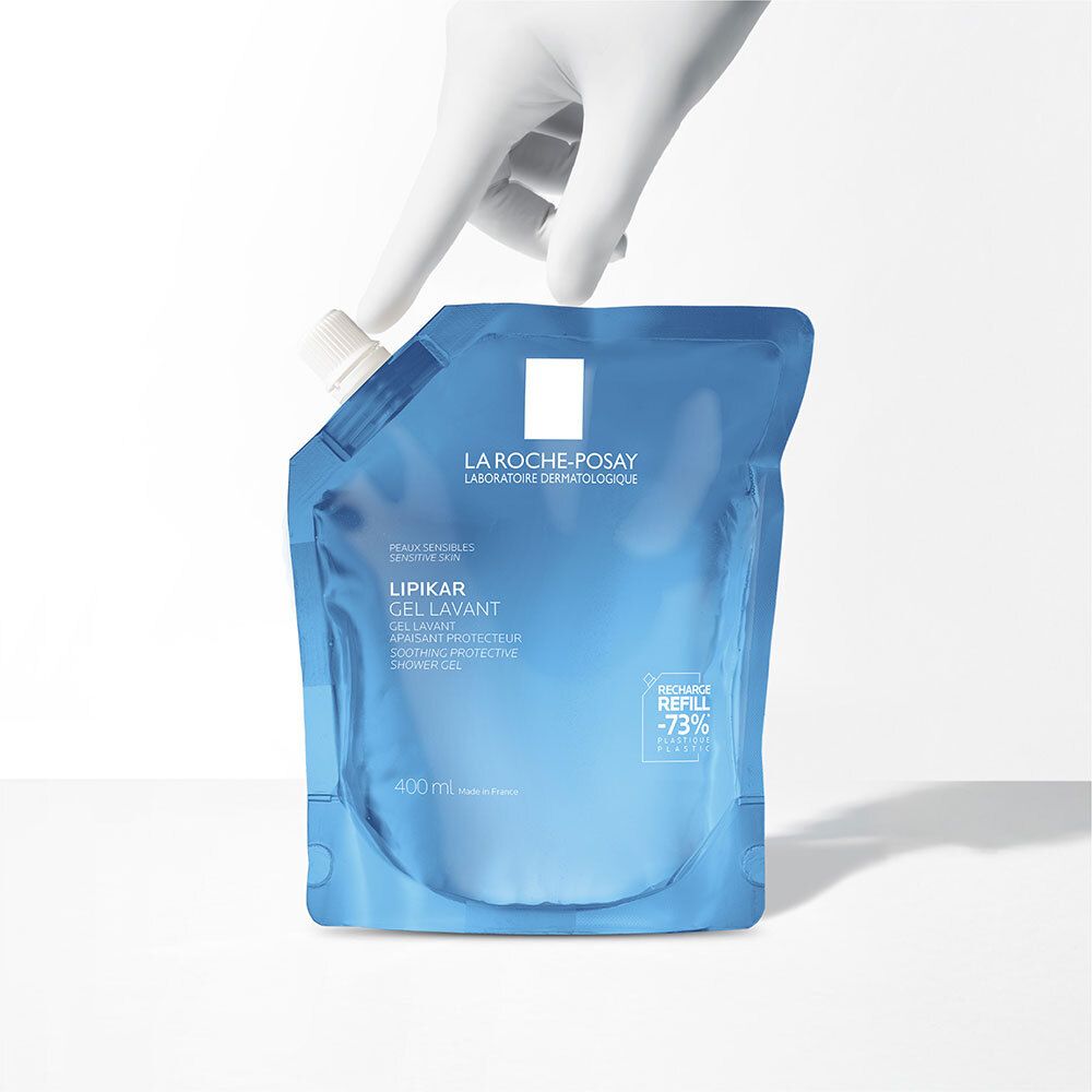 Main tenant une recharge LA ROCHE-POSAY Lipikar Gel Lavant. Fermeture blanche.