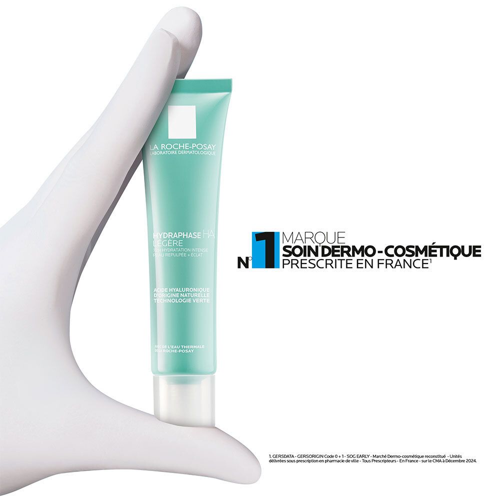 Tube turquoise dans une main. Texte : « Marque dermo-cosmétique prescrite en France ».