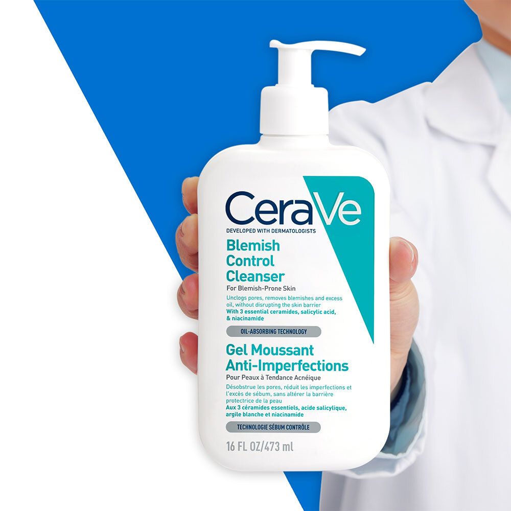 Personne tenant un flacon blanc avec pompe. Inscription : CeraVe Blemish Control Cleanser. Peau claire.