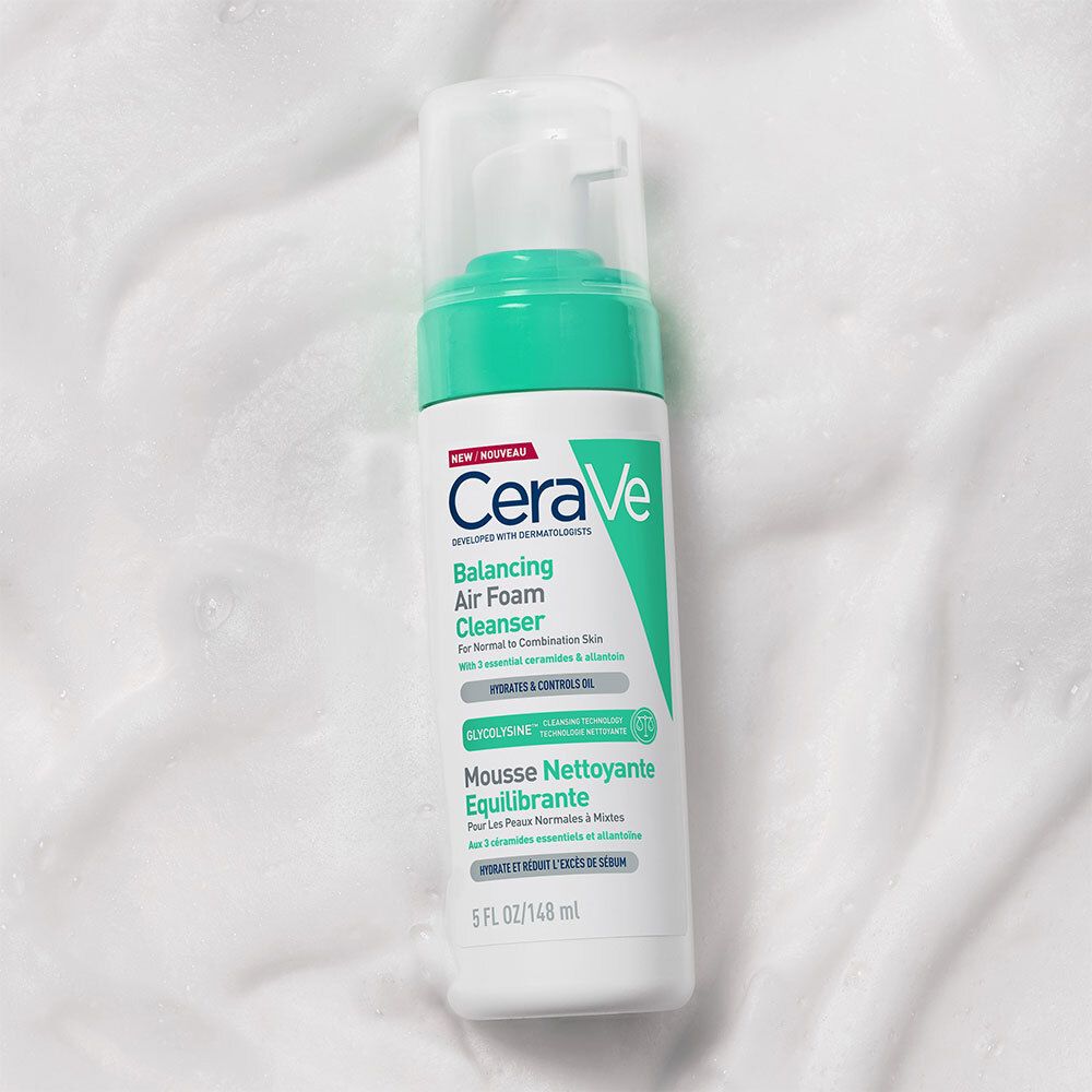 CeraVe Balancing Air Foam Cleanser. Flacon blanc, bouchon vert. Mousse sur fond blanc.
