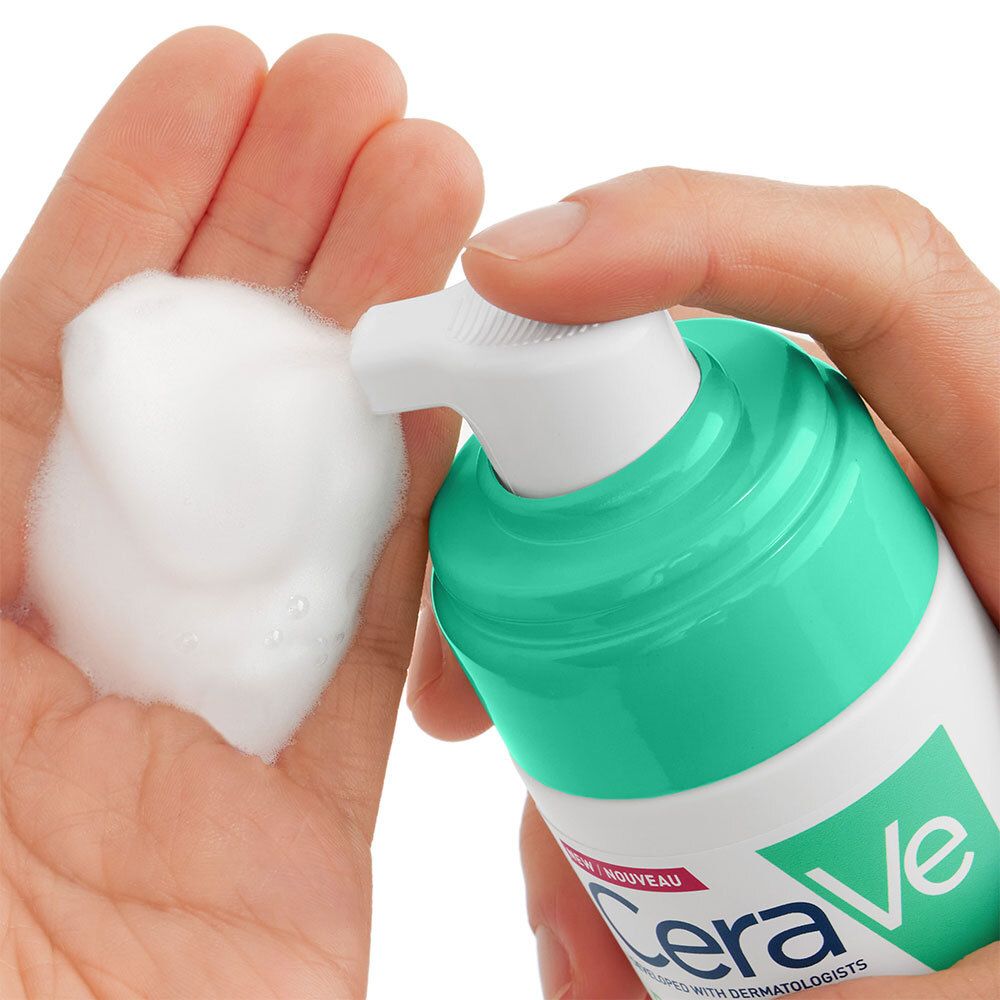 Main tenant CeraVe Balancing Air Foam Cleanser. Mousse pompée sur la main.