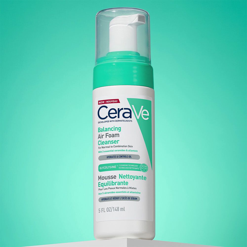 CeraVe Balancing Air Foam Cleanser. Flacon blanc, bouchon vert. Fond turquoise.