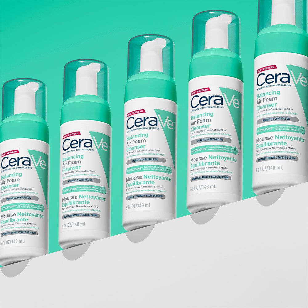 Cinq flacons CeraVe Balancing Air Foam Cleanser côte à côte. Blancs avec bouchon vert.