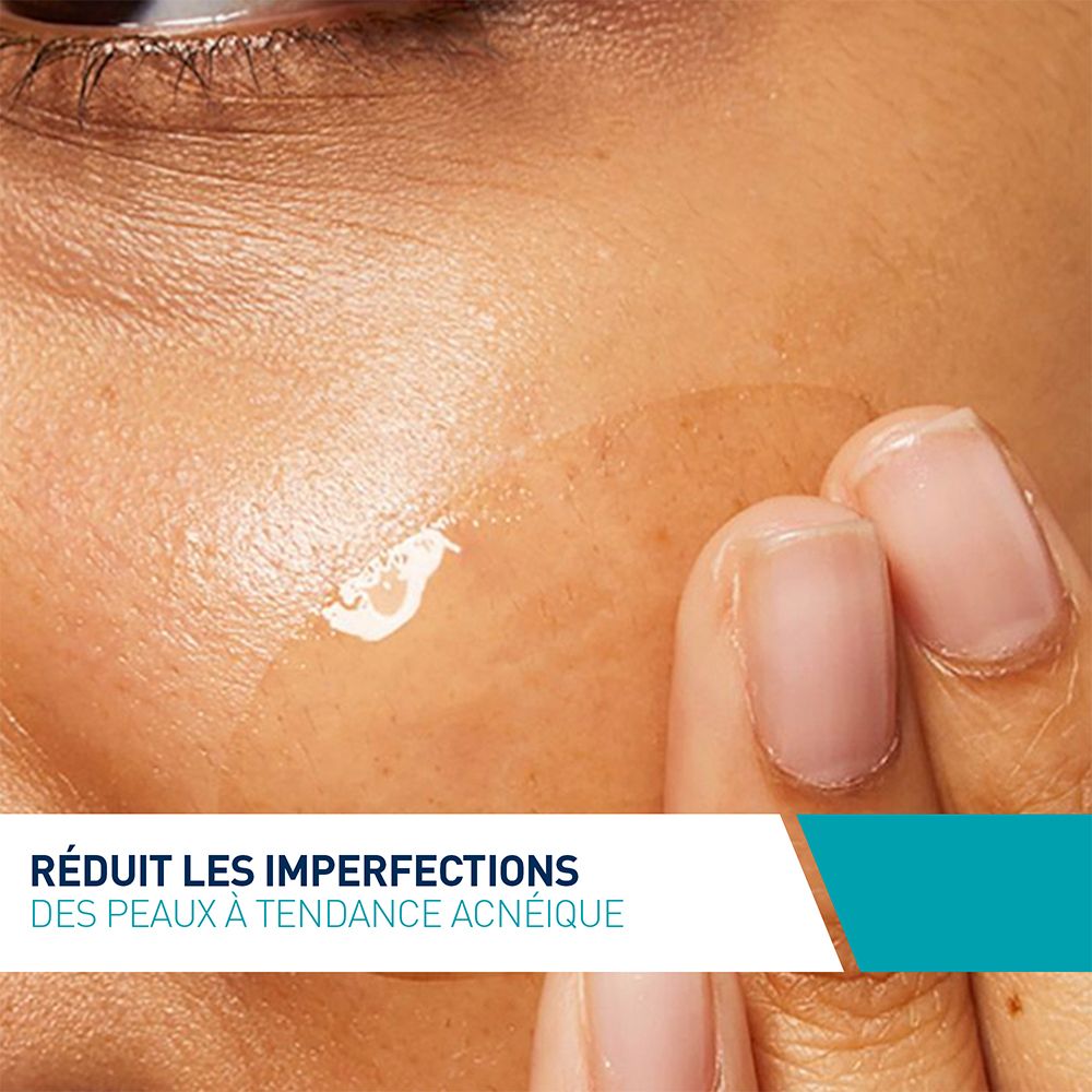 Gros plan sur une peau. Application d'une goutte de liquide. Texte : Réduit les imperfections des peaux à tendance acnéique.
