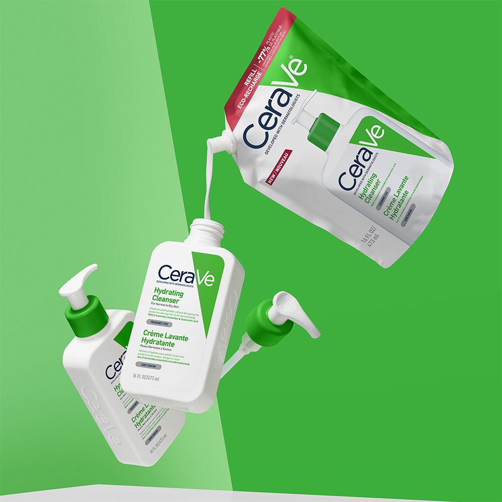 Trois flacons blancs avec pompes vertes. Texte: CeraVe, Hydrating Cleanser, Crème Lavante Hydratante. Sur fond vert.