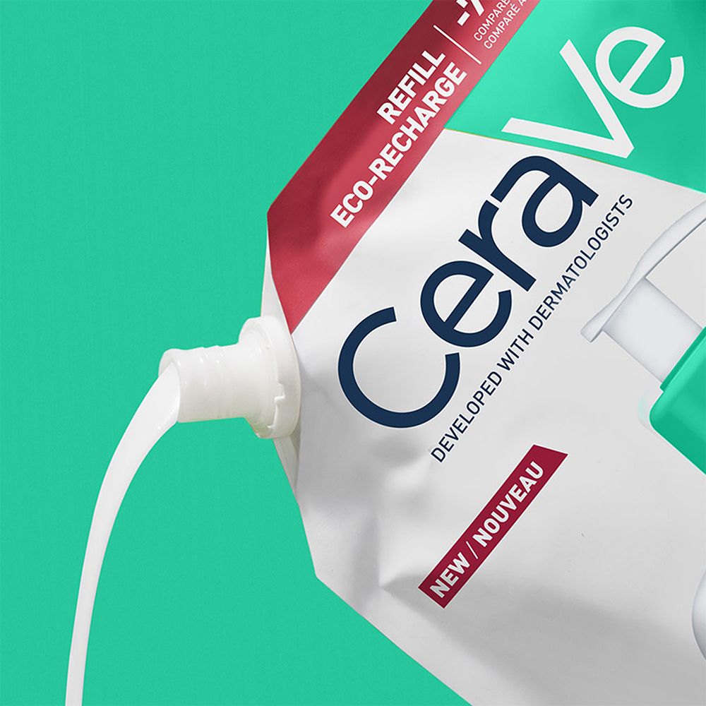 Gros plan sur la recharge. Bec verseur blanc, impression rouge et verte. Texte: REFILL ECO-RECHARGE.