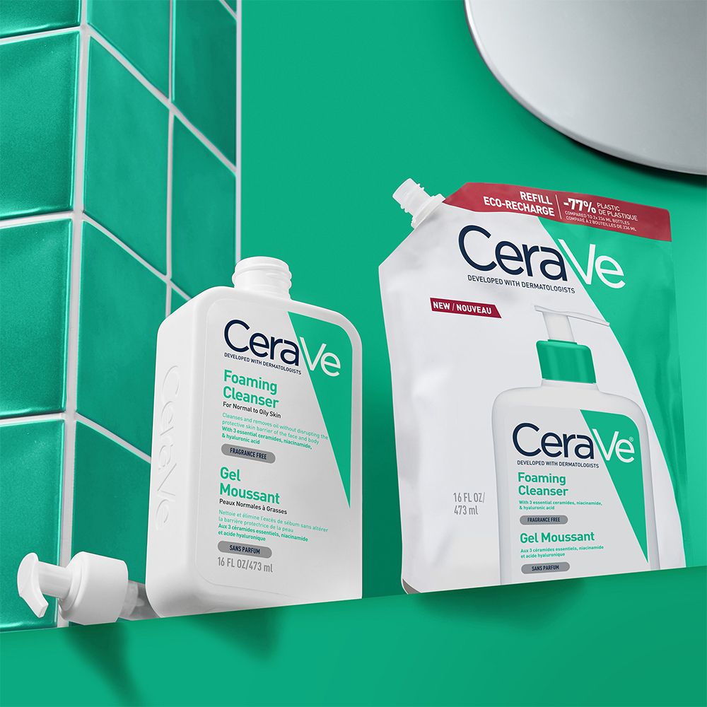 CeraVe Gel Moussant et recharge. Bouteille et recharge côte à côte. Fond vert.