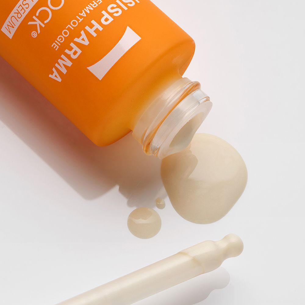 Produit versé du flacon. Liquide blanc.