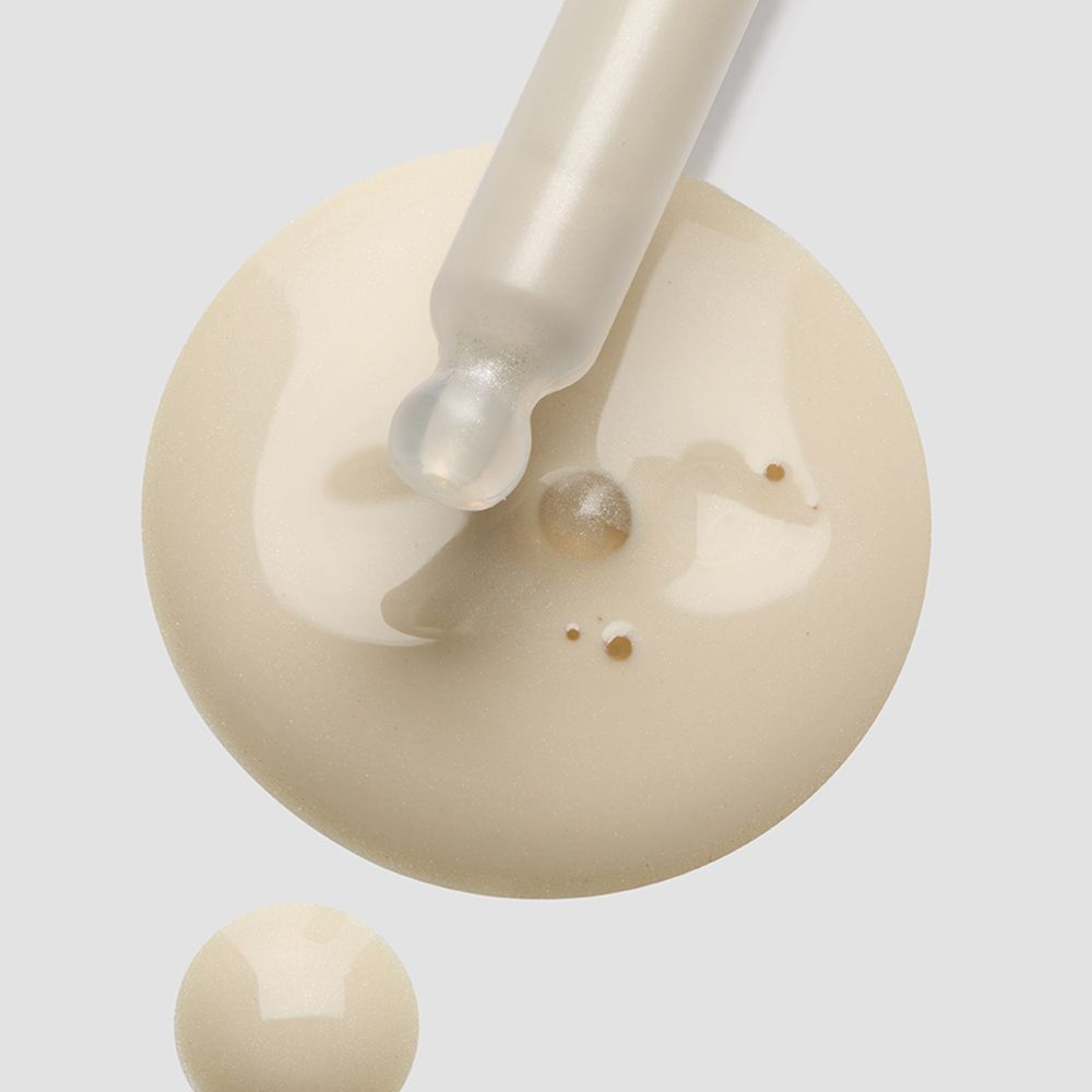 Pipette avec liquide blanc. Gouttes sur surface.