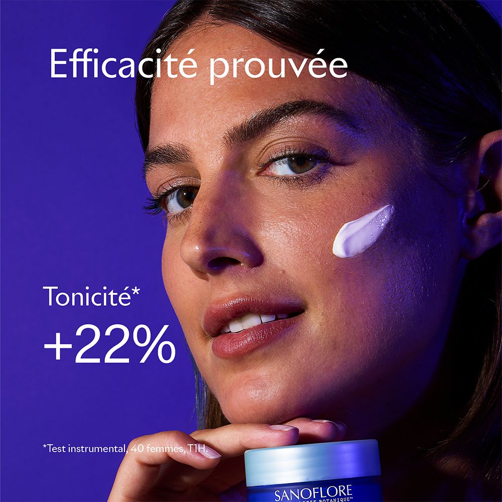 Femme avec de la crème sur la joue. Texte: Efficacité prouvée, Tonicité +22%.