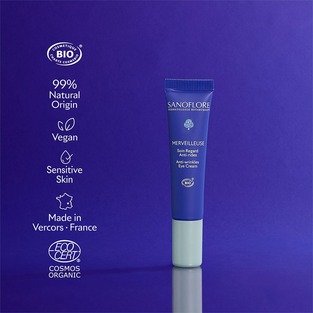 Tube bleu avec texte et logos. Logos: Certification Bio, 99% origine naturelle, Vegan, Sensitive Skin, Made in Vercors - France, Cosmos Organic.