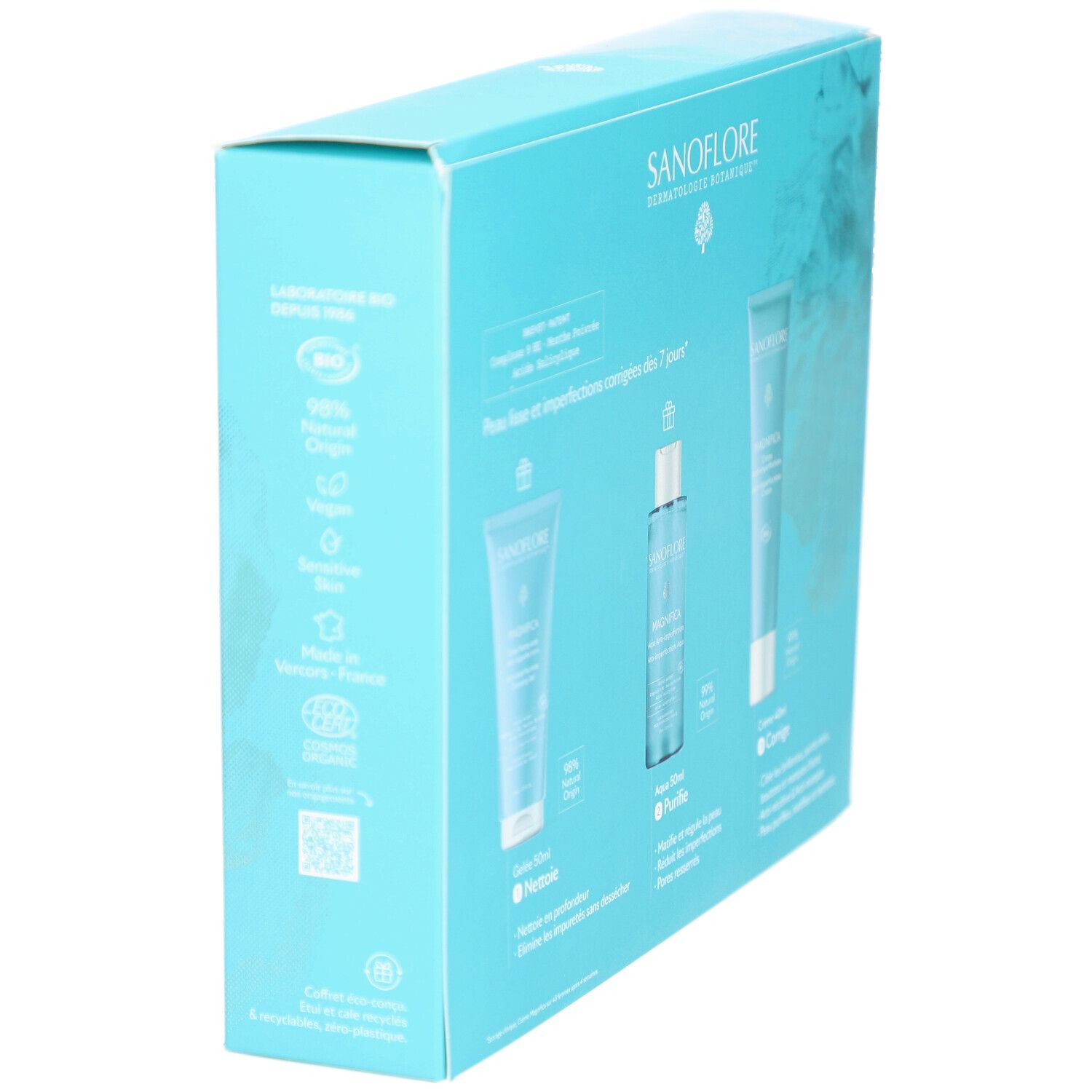 Coffret cadeau SANOFLORE, vue oblique arrière. Contient gel nettoyant, Aqua et crème. Emballage bleu clair.