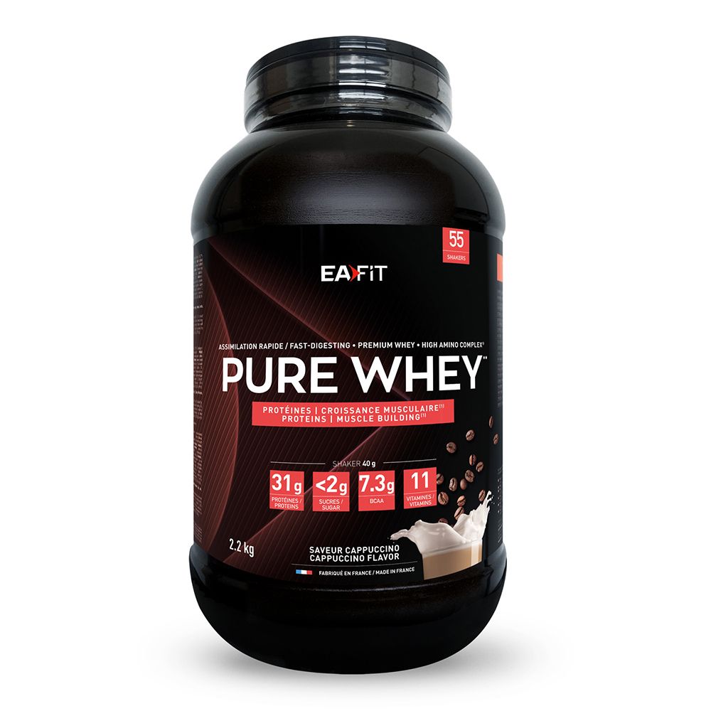 Pot noir EA FIT Pure Whey Cappuccino. Étiquettes rouges avec informations nutritionnelles. 2,2 kg.