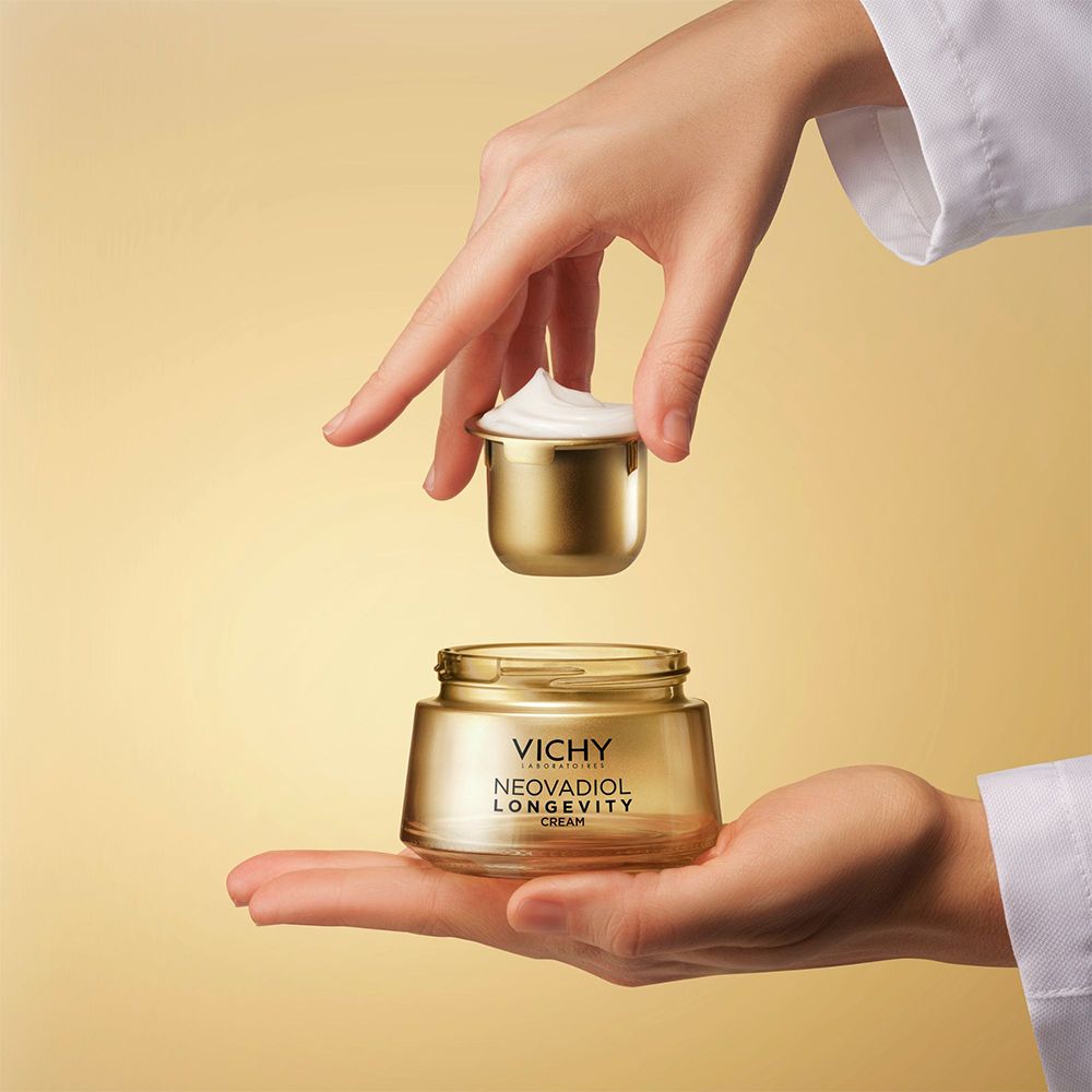 Mains tenant pot et crème. Nom du produit et marque visibles.