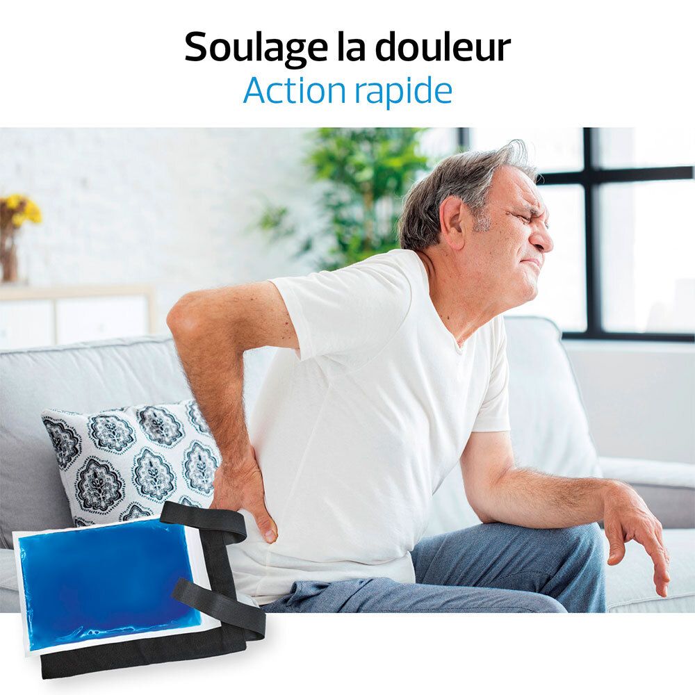 Homme assis sur un canapé, se tenant le dos. Coussin de gel bleu et bandes noires à côté.