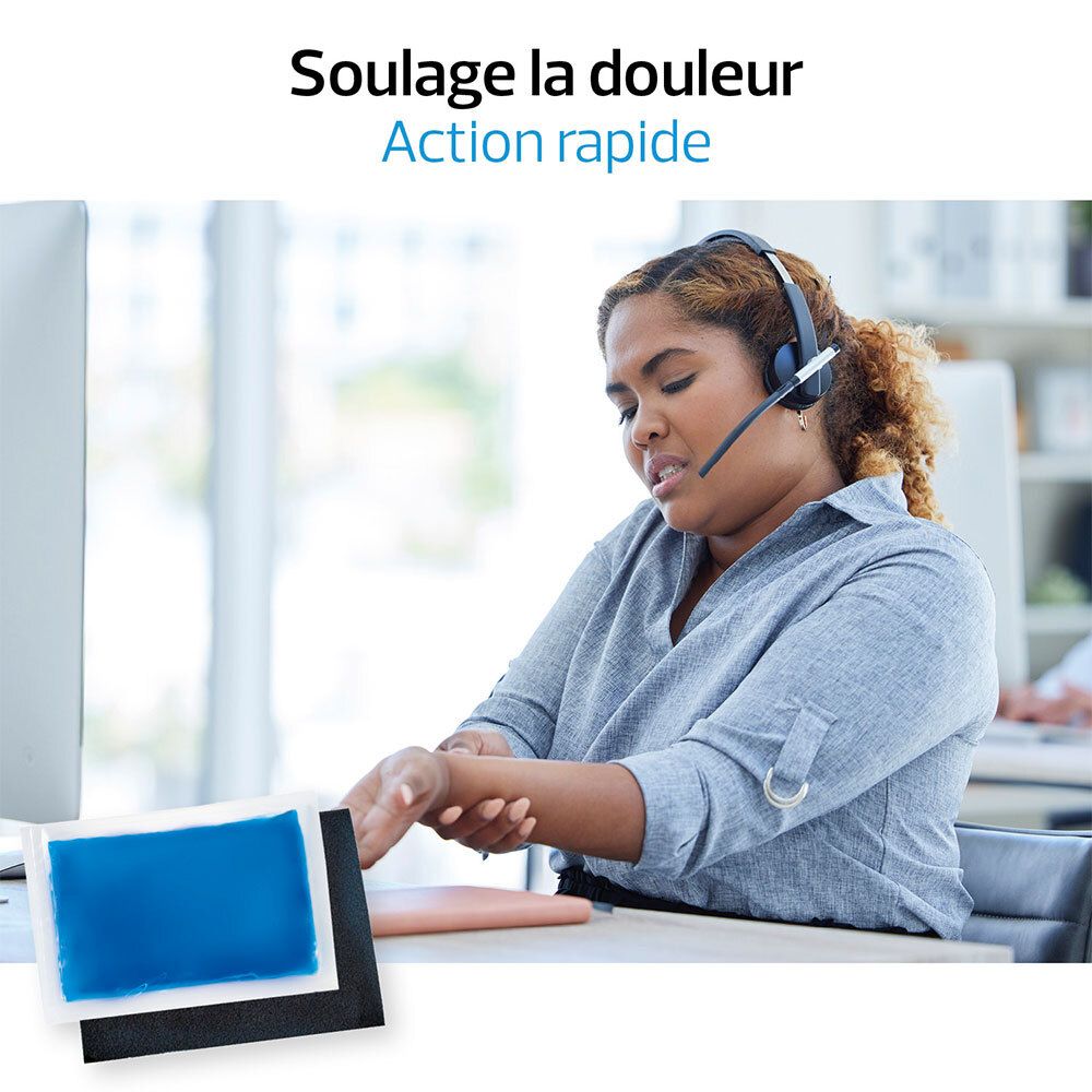Femme avec casque tient sa main. Coussin de gel bleu et housse noire à côté. Action rapide.