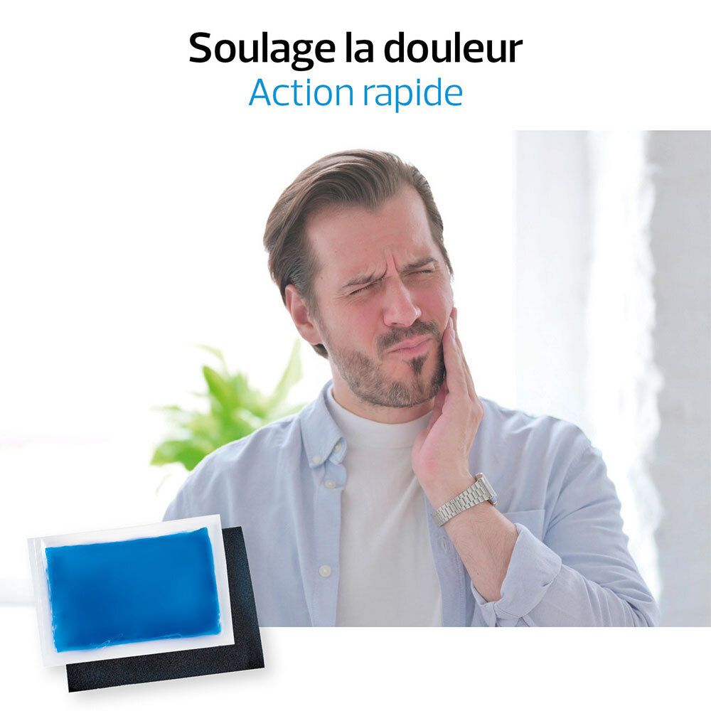 Homme se tient la joue. Coussin de gel bleu et housse noire à côté. Action rapide.