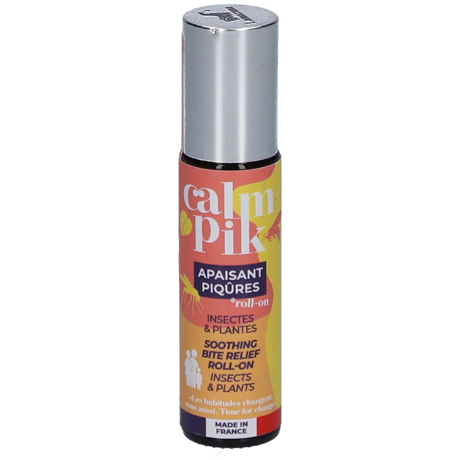 Flacon roll-on avec bouchon argenté. Inscription "Calm Pik" et "Apaisant Piqûres". Contient des extraits d'insectes et de plantes.