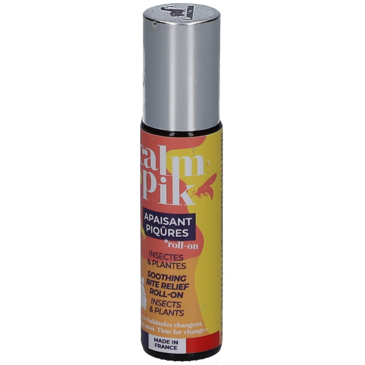 Flacon roll-on avec bouchon argenté. Inscription "Calm Pik" et "Apaisant Piqûres". Contient des extraits d'insectes et de plantes.