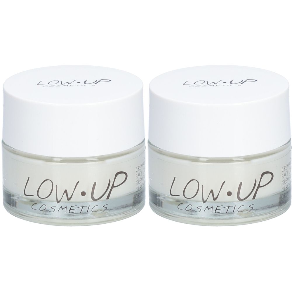 Deux pots de crème avec couvercles blancs et contenants en verre. Inscription LOW.UP COSMETICS. Crème visible.