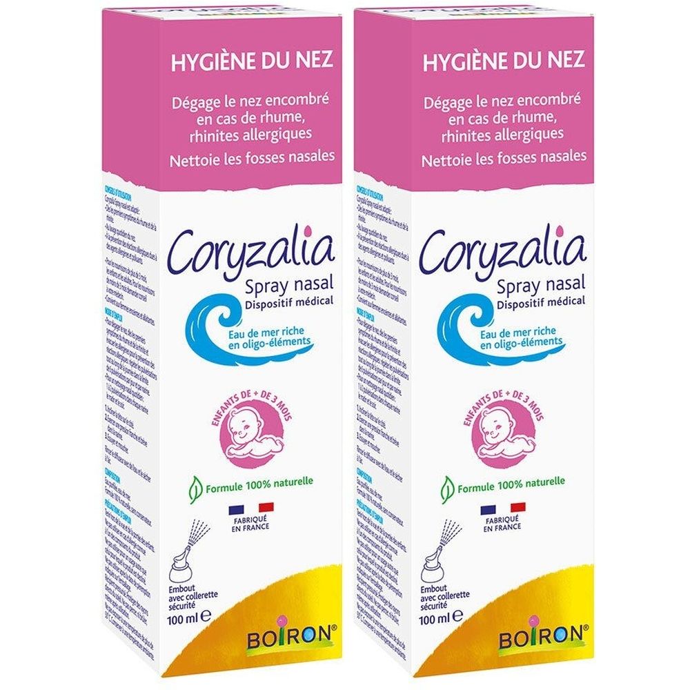 Deux boîtes de Coryzalia Spray nasal. Boîtes blanches avec couvercle rose. Inscription : Coryzalia, Spray nasal, Boiron.