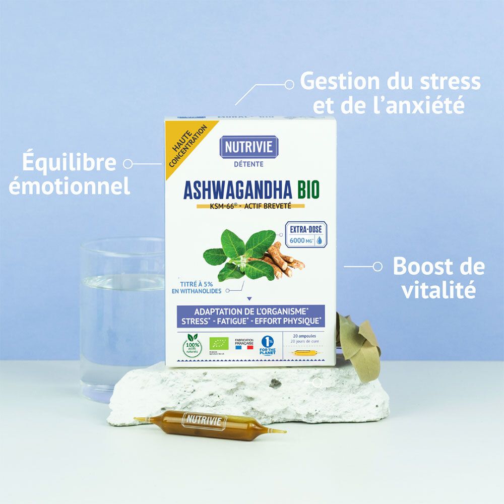 Nutrivie Ashwagandha Bio KSM-66 Boîte de 20 ampoules, à côté d'un verre d'eau et d'une ampoule.