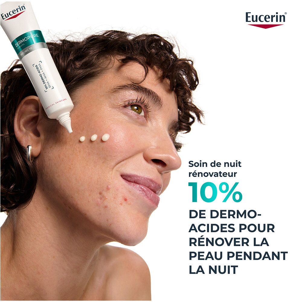 Femme avec produit sur la peau. Texte: 10% Dermo-Acides pour renouveler la peau pendant la nuit. Logo Eucerin.