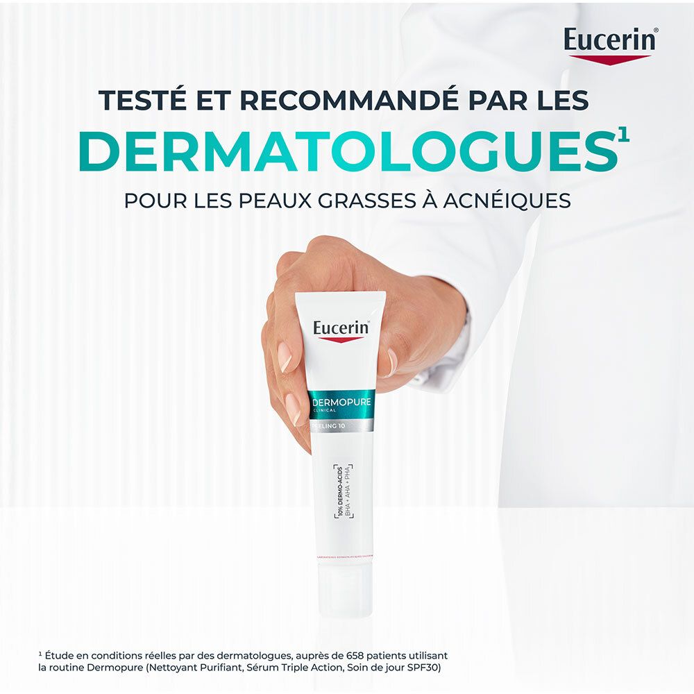 Main tenant tube Eucerin Dermopure Clinical Peeling 10. Texte: Testé et recommandé par les dermatologues. Logo Eucerin.