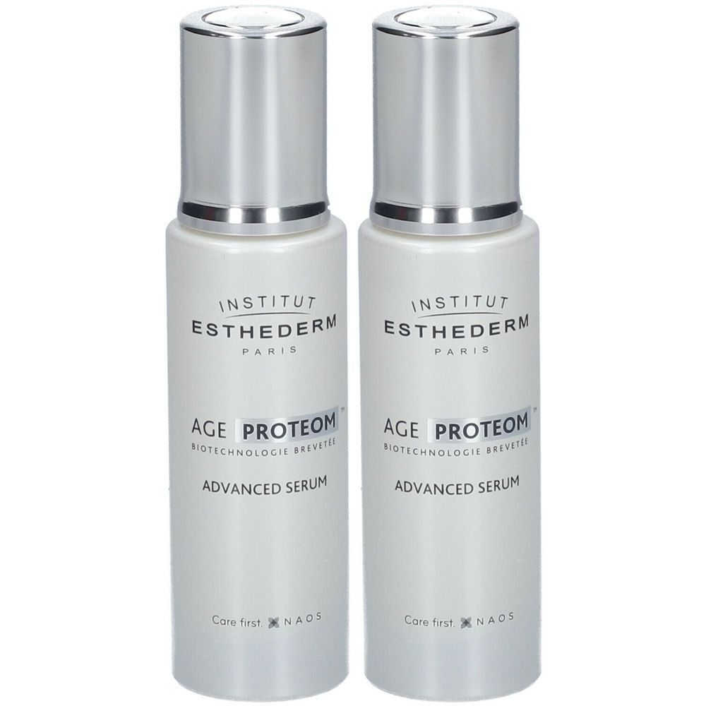 Deux flacons de sérum INSTITUT ESTHEDERM AGE PROTEOM ADVANCED. Flacons blancs avec bouchons argentés. Texte: INSTITUT ESTHEDERM PARIS, AGE PROTEOM ADVANCED SERUM.